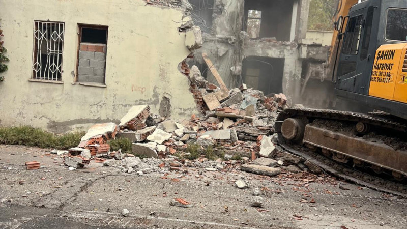 METRUK YAPILAR BİR BİR YIKILIYOR