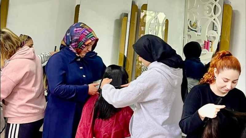 Sasonlu kadınlar kuaförlük kursuyla meslek sahibi oluyor