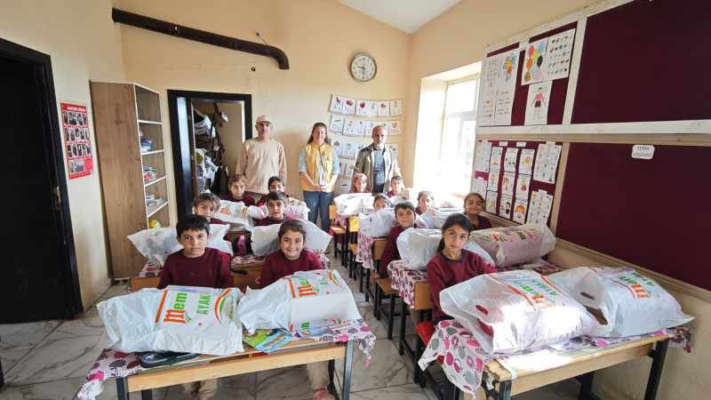 YENİÇAKMAK KÖYÜ ÖĞRENCİLERİNE SICAK DOKUNUŞ