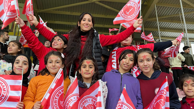 Çarıklı Ortaokulu öğrencileri ilk kez tribün heyecanı yaşadı