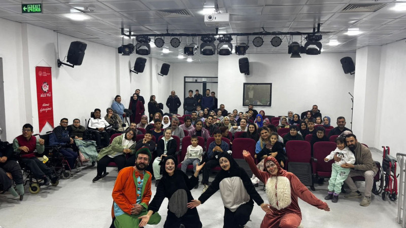 ÖZEL BİREYLERE ÖZEL TİYATRO ETKİNLİĞİ