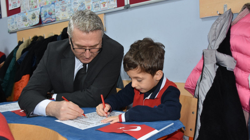 Eğitimde ikinci dönem bayrak sevgisi dersiyle başladı