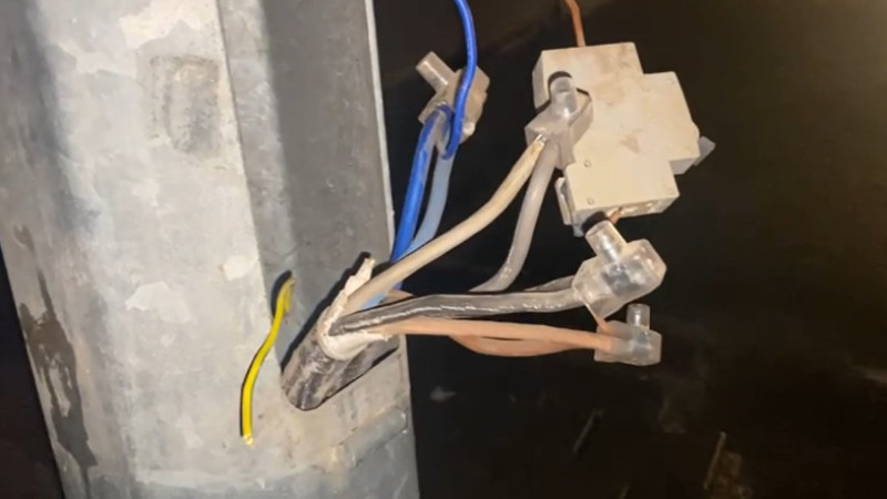 AYDINLATMA DİREKLERİNDEN KAÇAK ELEKTRİK ÇEKİLDİ