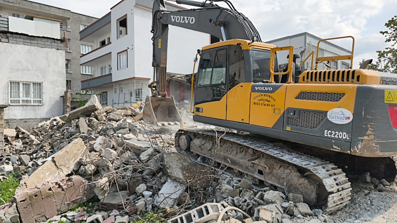 METRUK YAPILARA NEŞTER; YIKIMLAR SÜRÜYOR