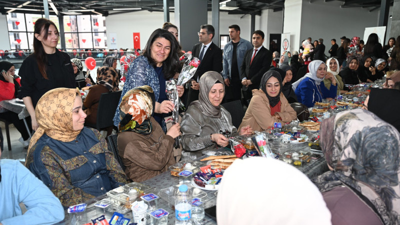 ANNELER GÜNÜ'NDE DUYGU DOLU BULUŞMA