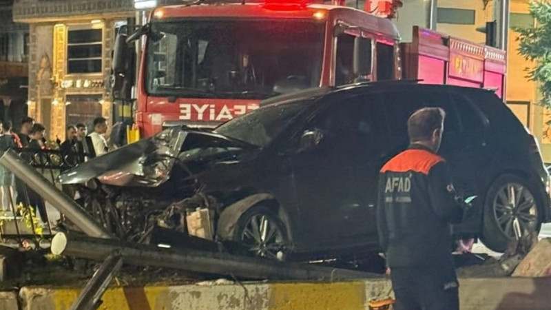 VALİLİK KAVŞAĞI'NDA GECE KAZASI : 2 YARALI