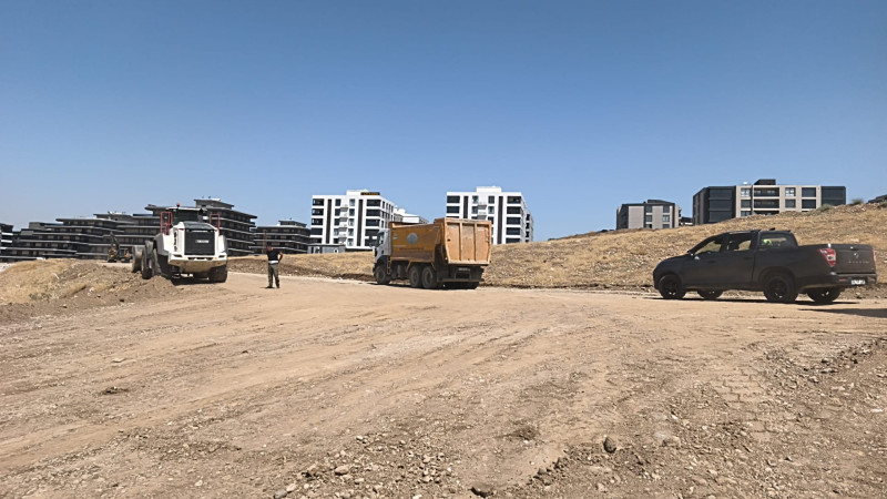 YOLLAR VE KALDIRIMLAR YENİLENİYOR