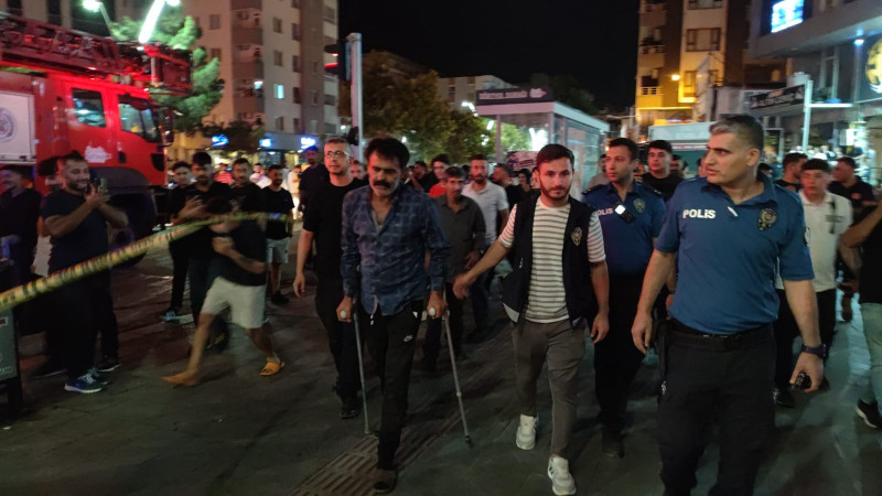 İŞ MERKEZİNİN ÇATISINDA İNTİHAR GİRİŞİMİ
