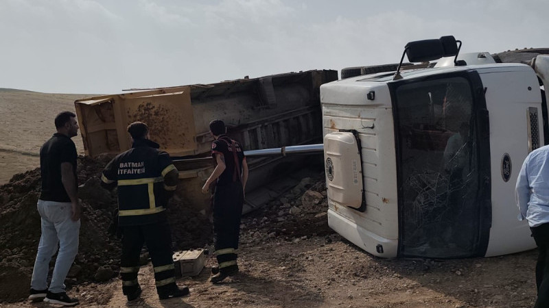 HAFRİYAT KAMYONU DEVRİLDİ : 1 YARALI