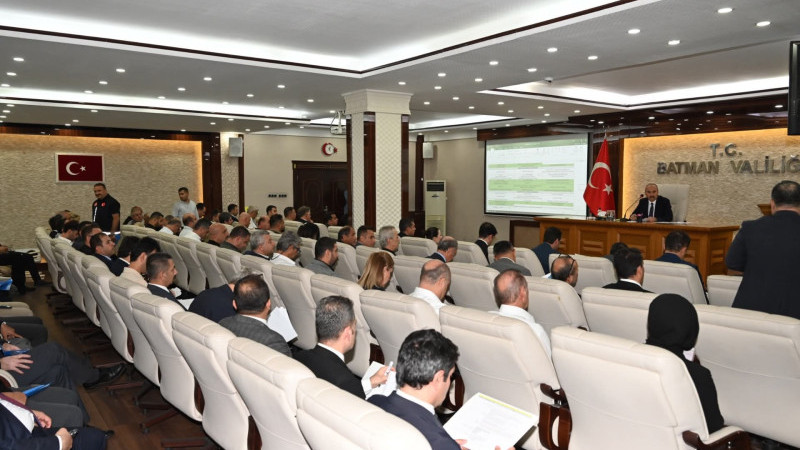 VALİLİKTE GÜN DOĞMADAN TOPLANTI