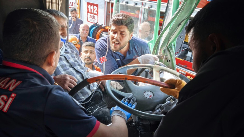 ARAÇTA SIKIŞAN SÜRÜCÜ KURTARILDI