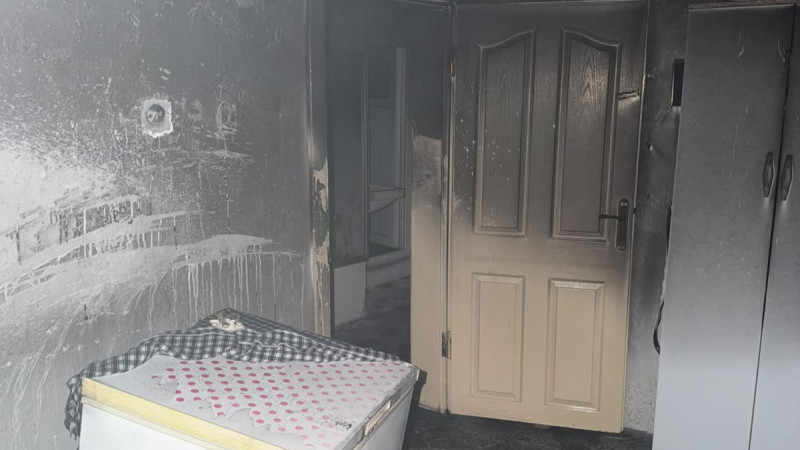 Elektrik kaynaklı yangın evi kullanılamaz hale getirdi