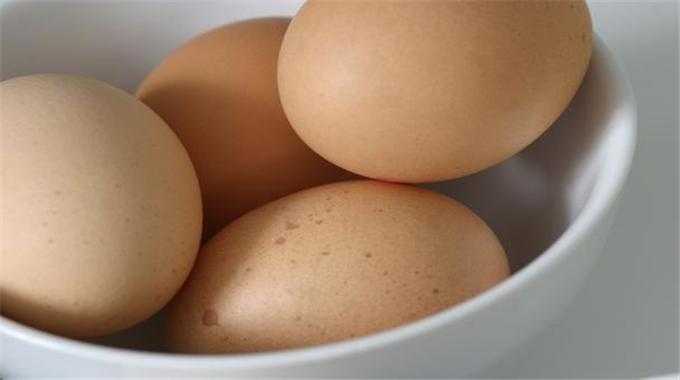 Yumurta tavuk fiyatlarını geçti