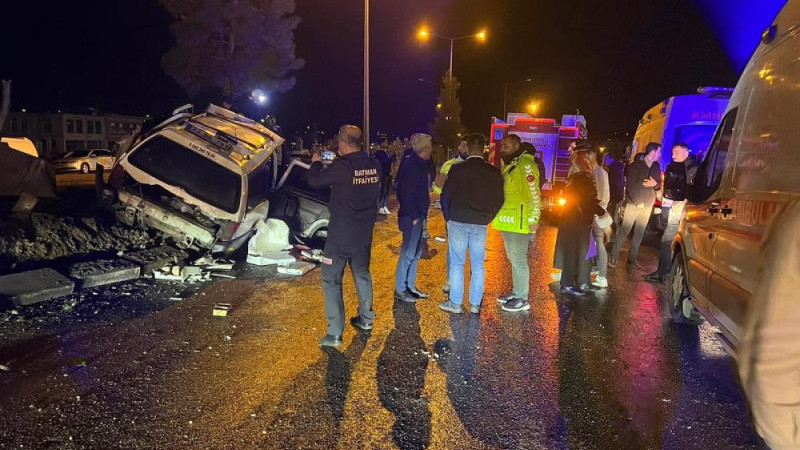 Kontrolden çıkan hafif ticari refüje girdi : 1 ağır yaralı   