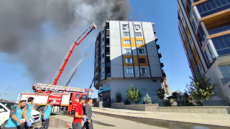 Yangında yaralanan vatandaşlara Sağlık Müdürü Canpolat müdahale etti