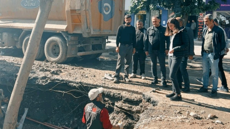 Belediyenin yol açma ve altyapı çalışmaları sürüyor