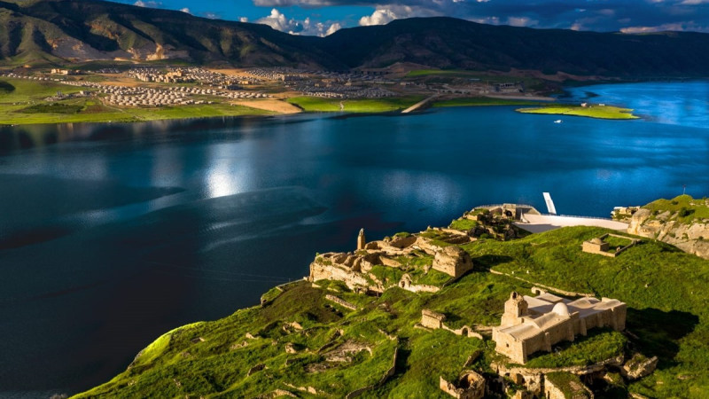 HASANKEYF KALESİ İLE MAĞARALARI AYDINLATILIYOR