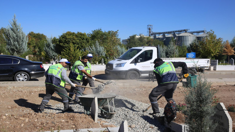 MEZARLIKLARDA KIŞ HAZIRLIKLARI BAŞLADI