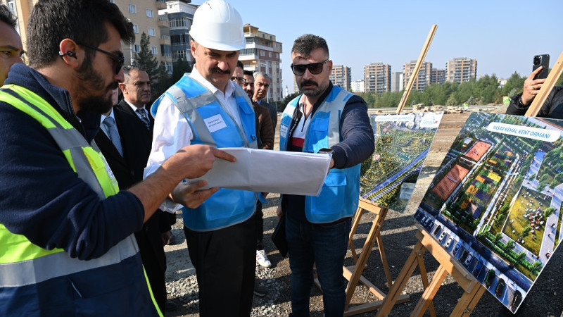 Vali Canalp, Yaşar Kemal Kent Ormanında incelemelerde bulundu