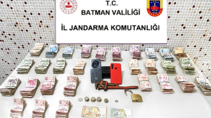 SADAKA KUTUSUNDAKİ PARALARI ÇALDILAR