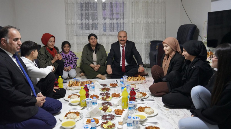 Kalkan ailesinin iftar sofrasına konuk oldular