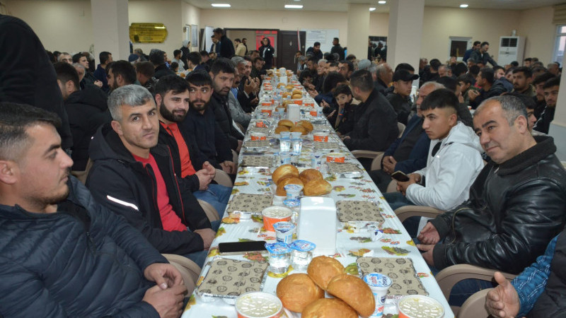 Her akşam yüzlerce vatandaş iftar sofrasında buluşuyor 