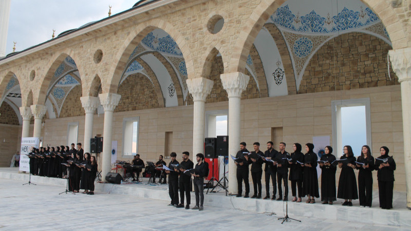 ÖĞRENCİLERDEN CAMİ AVLUSUNDA İLAHİ DİNLETİSİ
