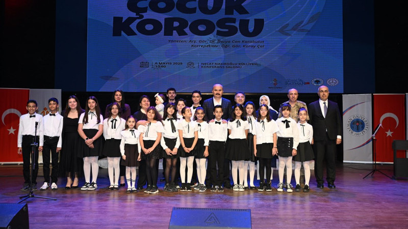 ÜNİVERSİTE ÇOCUK KORUSUNDAN MÜZİK ZİYAFETİ