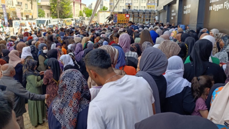 AÇILIŞTA İZDİHAM