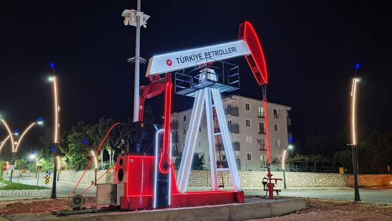 BATMAN GİRİŞİNE SİMGESEL PETROL ANITI
