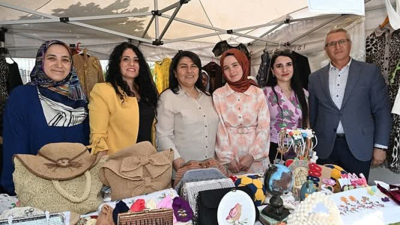 Dr. Ayten Canalp, HEM’in yılsonu sergisine katıldı