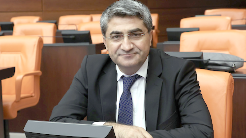 EKMEN, ''GENÇLİK UMUT VE İMKAN BEKLİYOR''