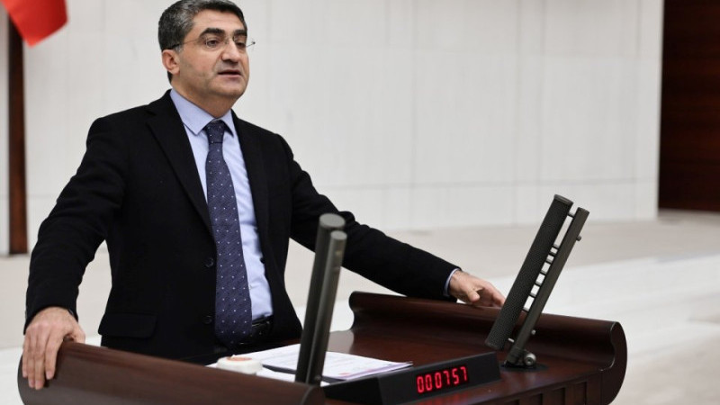 Ekmen’den Kürtçe öğretmen kadrosuna tepki;