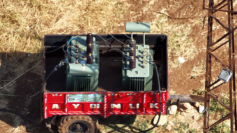 Tarlada traktör römorkuna yüklü kaçak trafo yakalandı