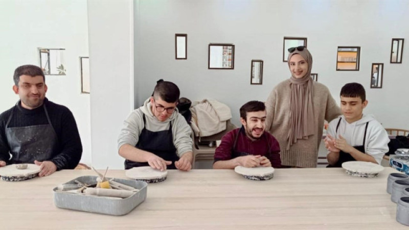 Görme engelli gençler için seramik atölyesi etkinliği