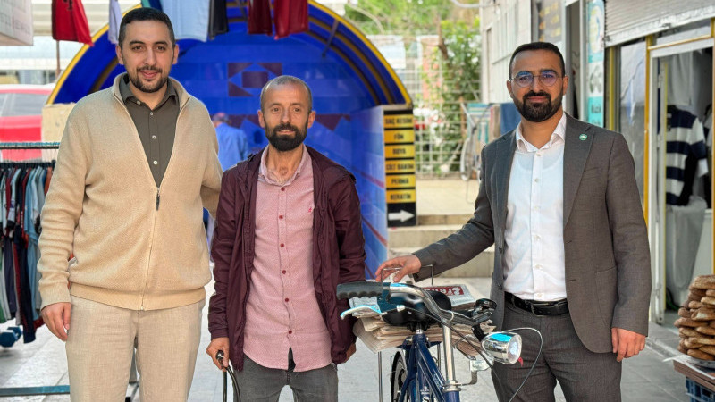 Gazete dağıtıcısına anlamlı destek