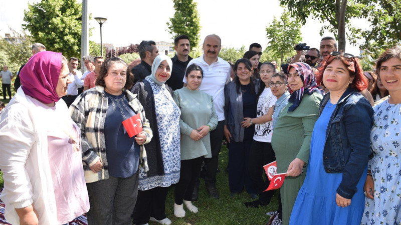 Vali Canalp, Ailelerle Millet Bahçesi’nde buluştu
