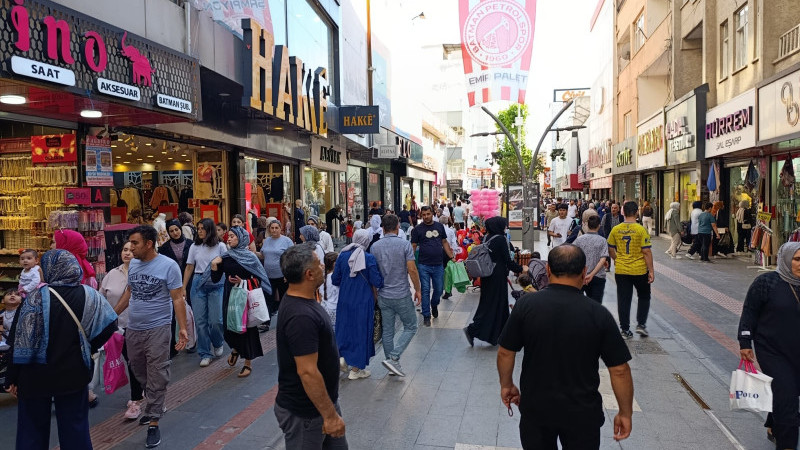 BAYRAM KALABALIĞI VAR, ALIŞVERİŞ YOK