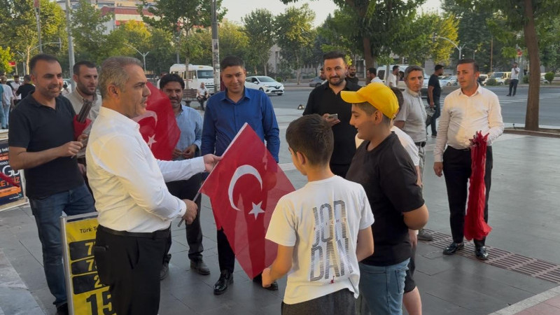 Başkan Şansi’den esnafa bayrak dağıtımı