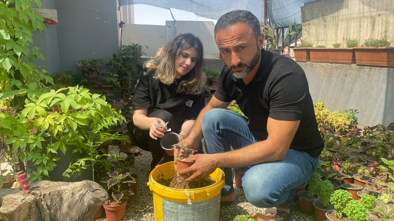 Batman’da sığınmacı ailenin umudu çiçekler oldu