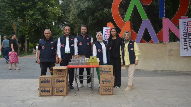 Sıcaklara Karşı Soğuk Limonata ve Su Dağıtımı Bir Kalp Bin Umut Derneği’nden Sıcaklara Serinlik