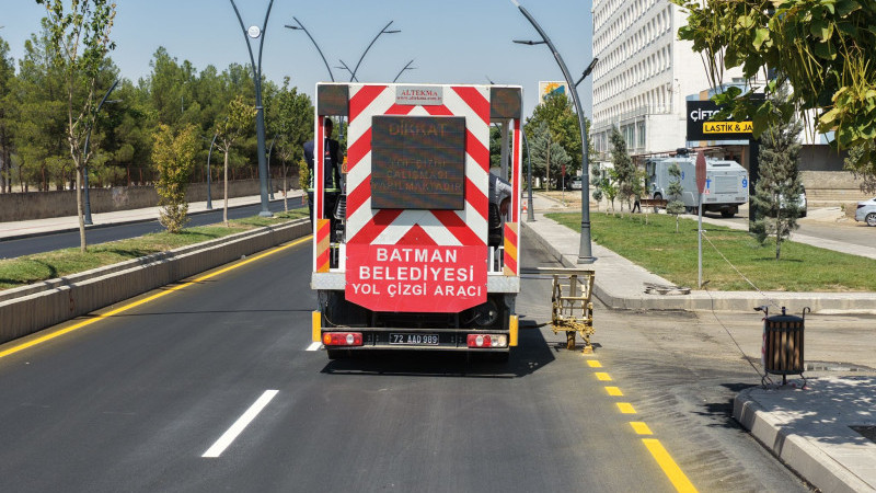 Özgürlük Bulvarında yol çizgi çalışmalarına başlandı