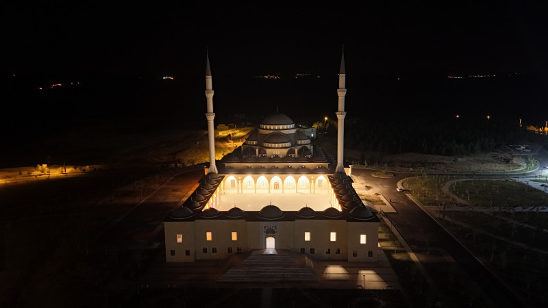 ÜNİVERSİTE CAMİİ HEYBETİYLE GÖZ KAMAŞTIRIYOR