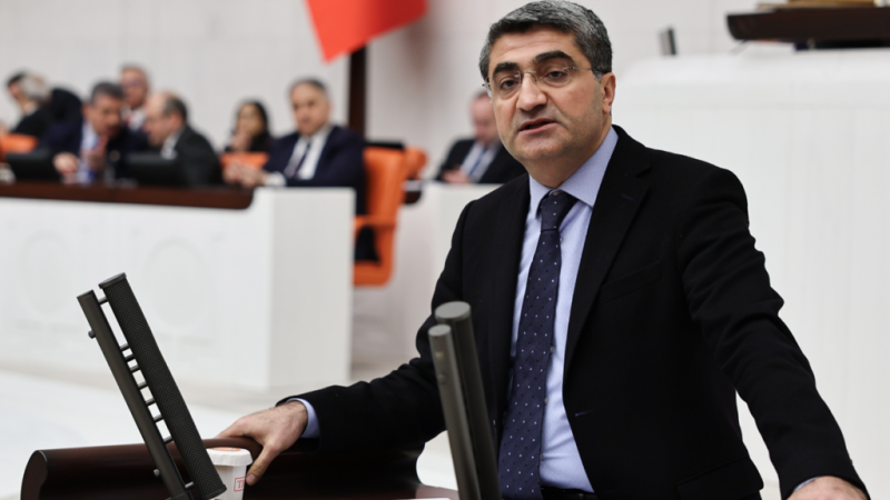 EKMEN, “TOPLUM RUHSAL KRİZDE”
