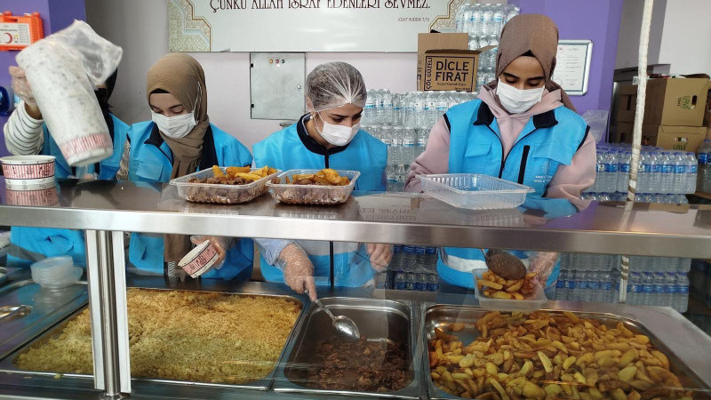 ‘KOMŞUM’ PROJESİYLE HEDEF 300 AİLEYE 10 BİN YEMEK