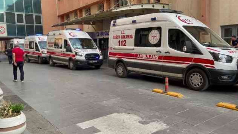 Minibüs ile motosiklet çarpıştı: 4 kişilik aile yaralandı