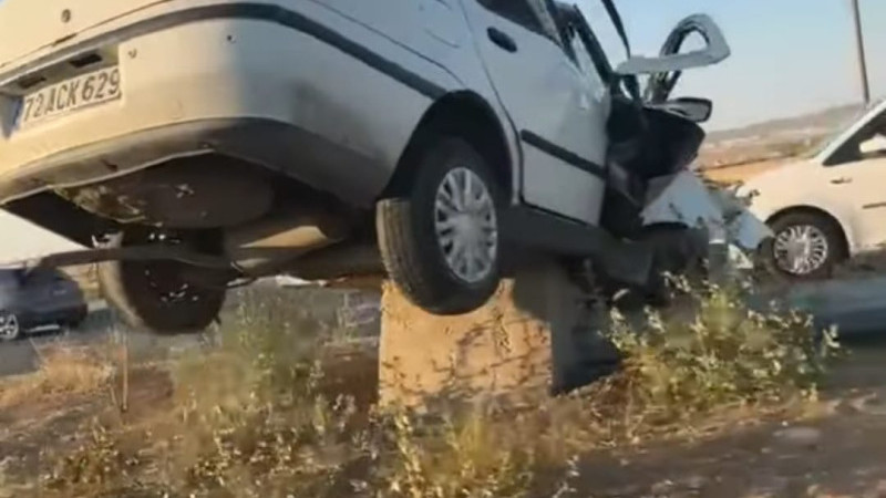 Kontrolden Çıkan Otomobil Orta Refüjdeki Kayaya Çıktı