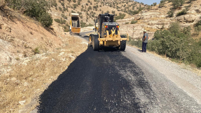 Hasankeyf’te köy yollarında asfalt yama çalışmaları sürüyor