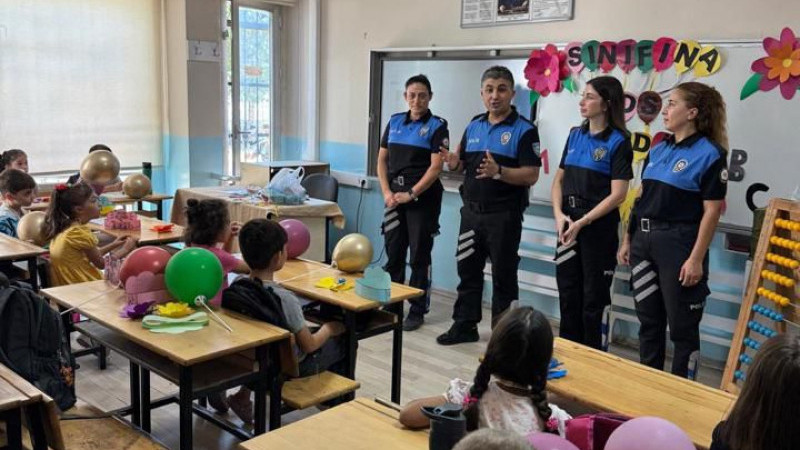 POLİSLERDEN MİNİK ÖĞRENCİLERE İLK GÜN ZİYARETİ