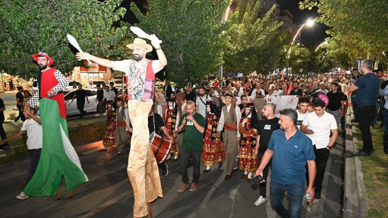 Festivaller coşkusu kortej yürüyüşü ile başladı
